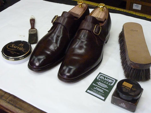 lucidatura di calzature Church's con prodotti Saphir
